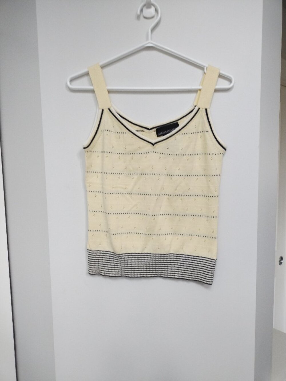 Super cute knit tank yellow/blue